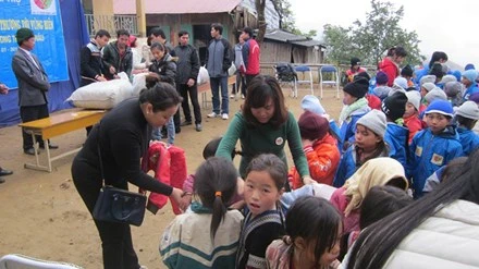 Những người mẹ trẻ san sẻ yêu thương