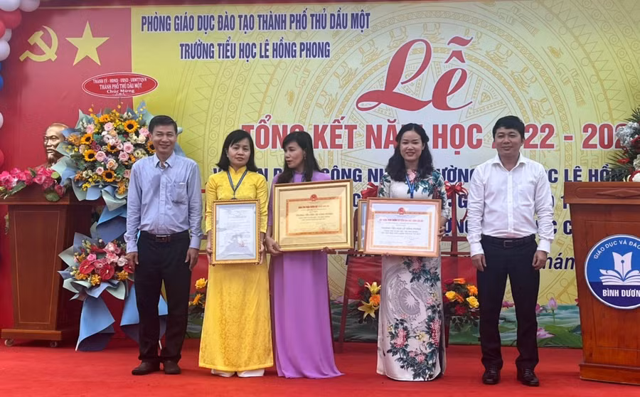 Trường tiểu học Lê Hồng Phong vui mừng đón nhận trường đạt chuẩn Quốc gia mức độ 1.