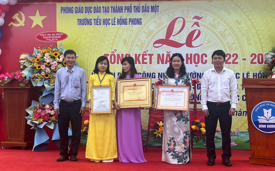 Trường tiểu học Lê Hồng Phong vui mừng đón nhận trường đạt chuẩn Quốc gia mức độ 1. Trường tiểu học Lê Hồng Phong vui mừng đón nhận trường đạt chuẩn Quốc gia mức độ 1.