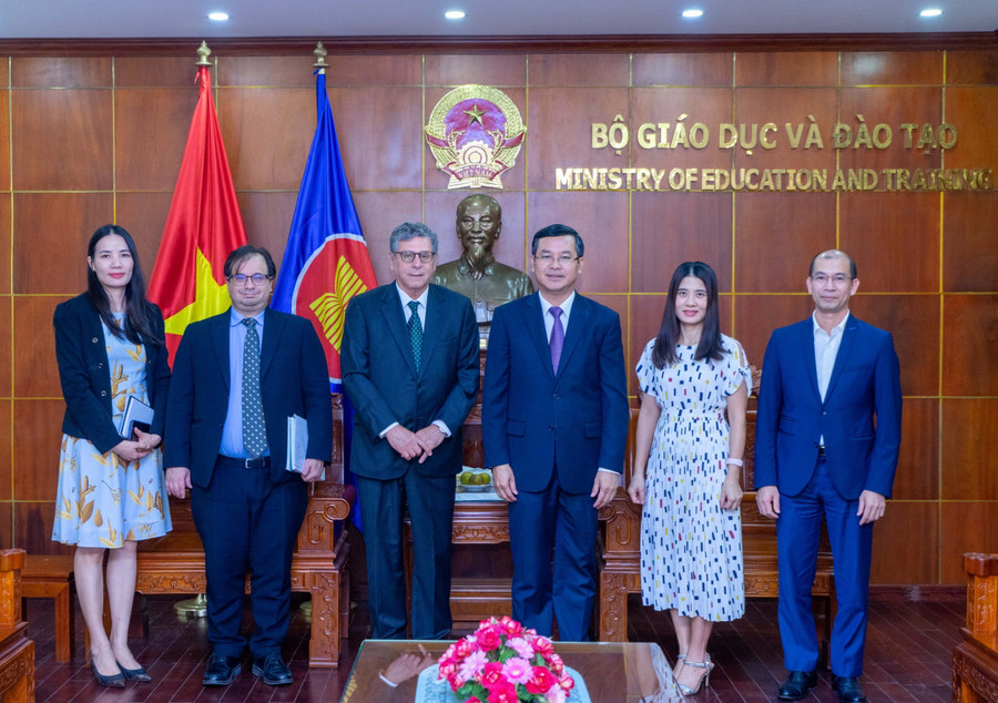 Các đại biểu chụp hình lưu niệm.
