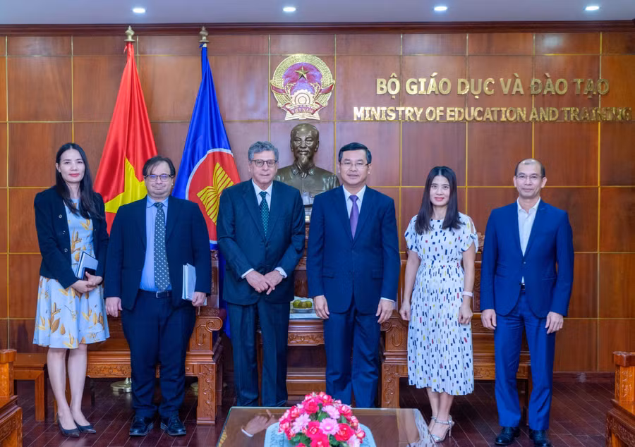 Các đại biểu chụp hình lưu niệm.