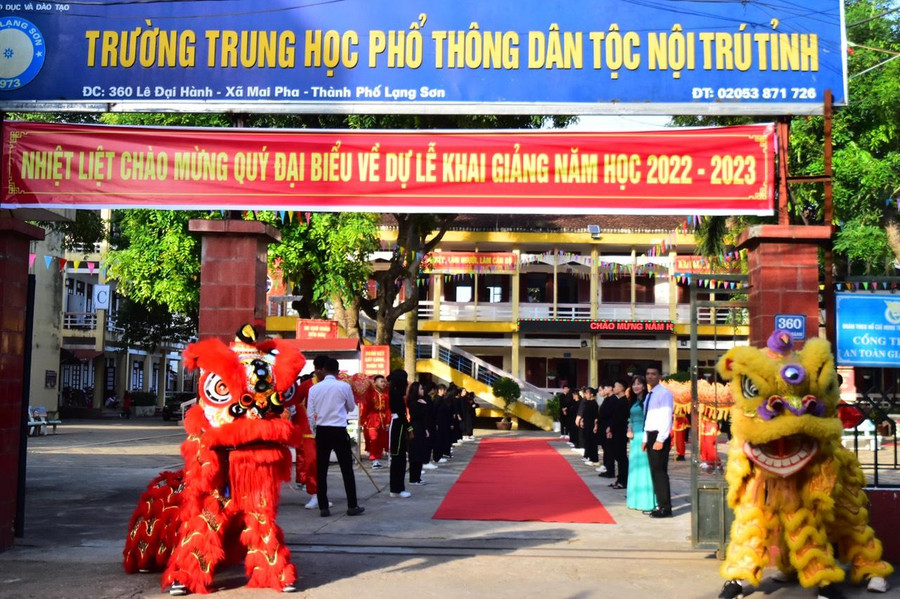 Từ ngoài cổng Trường THPT DTNT tỉnh Lạng Sơn, nhà trường đã chuẩn bị tiết mục múa lân chào đón học sinh, đại biểu về dự lễ khai giảng. Trước thềm năm học mới, bà Ninh Thu Giang, Trưởng phòng giáo dục huyện Đình Lập, bày tỏ: &quot;Năm học 2022-2023 là năm thứ ba triển khai khai chương trình GDPT 2018 do đó chúng tôi đặc biệt chú trọng đến cơ sở vật chất, đội ngũ giáo viên giảng dạy để đạt được hiệu quả tốt nhất. Mong rằng năm học mới, thầy và trò ngành giáo dục huyện Đình Lập tiếp tục phát huy được những thế mạnh trong năm học vừa qua, giành được nhiều kết quả tốt nhất”.