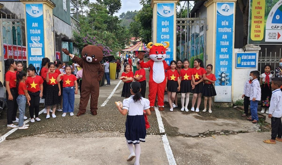 Tại Lai Châu, Trường Tiểu học Mường Than, huyện Than Uyên, đã trang trí trường học, thầy cô khoác lên những bộ trang phục ngộ nghĩnh để khơi gợi niềm vui, niềm hứng khởi cho học sinh trong ngày đầu tới trường. Thầy Đào Văn Chiến, Hiệu trưởng nhà trường cho biết: “Để các em có ngày khai giảng ý nghĩa, nhà trường đã cử giáo viên đón học sinh ngay từ cổng trường với các linh vật vui nhộn. Đặc biệt, năm nay, nhà trường đón 182 em lớp 1. Đây là ngày khai giảng đầu tiên của các em trong môi trường học tập mới, nên chúng tôi tạo cho các em không khí học mà chơi, chơi mà học. Qua đó, thu hút các em tới lớp”.
