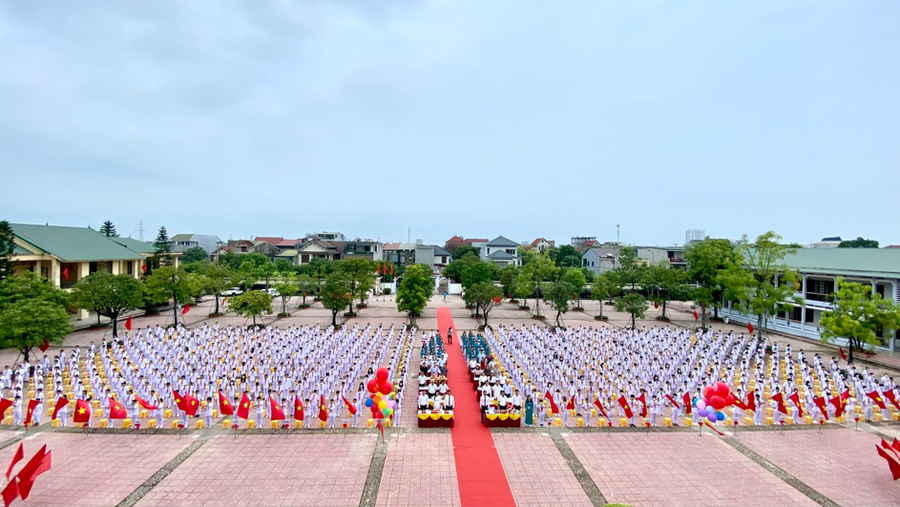 Quang cảnh lễ khai giảng năm học mới 2022 - 2023 tại Trường THCS Lê Văn Thiêm. Quang cảnh lễ khai giảng năm học mới 2022 - 2023 tại Trường THCS Lê Văn Thiêm.