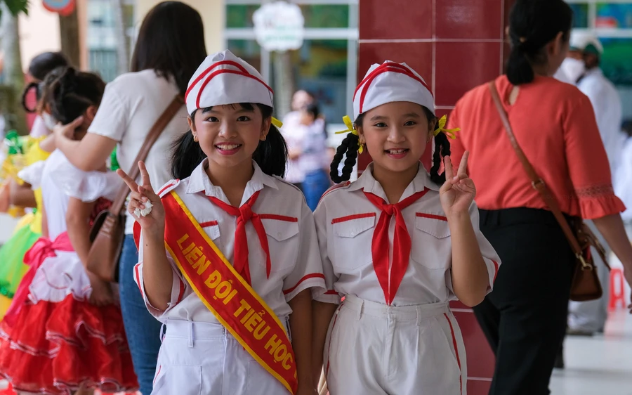 Học sinh Trường Tiểu học Ngô Quyền (Cần Thơ) phấn khởi chào mừng ngày khai giảng năm học mới.