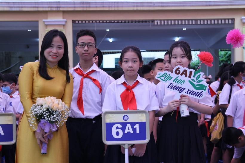 Sáng 5/9, tại Trường THCS Trưng Vương, bầu không khí rộn rã, hân hoan trong Lễ Khai giảng trực tiếp đầu tiên sau 2 năm dịch Covid-19 diễn biến phức tạp. Cô Nguyễn Thị Thu Hà, Phó Hiệu trưởng Trường THCS Trưng Vương chia sẻ, năm học 2022 – 2023 đối với thầy và trò nhà trường có ý nghĩa đặc biệt quan trọng. Nhà trường vừa cần nỗ lực bằng cả trí tuệ, tâm huyết và sức lực để thực hiện thắng lợi nhiệm vụ chung của Ngành, nhiệm vụ giáo dục riêng mang đặc thù của nhà trường, vừa chuẩn bị mọi mặt cho công tác tổ chức cho Lễ kỉ niệm 105 năm thành lập trường Đồng Khánh – Trưng Vương.