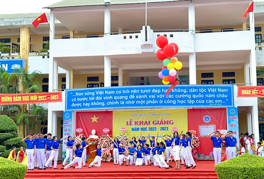 Các tiết mục văn nghệ chào mừng năm học mới do học sinh nhà trường xây dựng. Các tiết mục văn nghệ chào mừng năm học mới do học sinh nhà trường xây dựng.