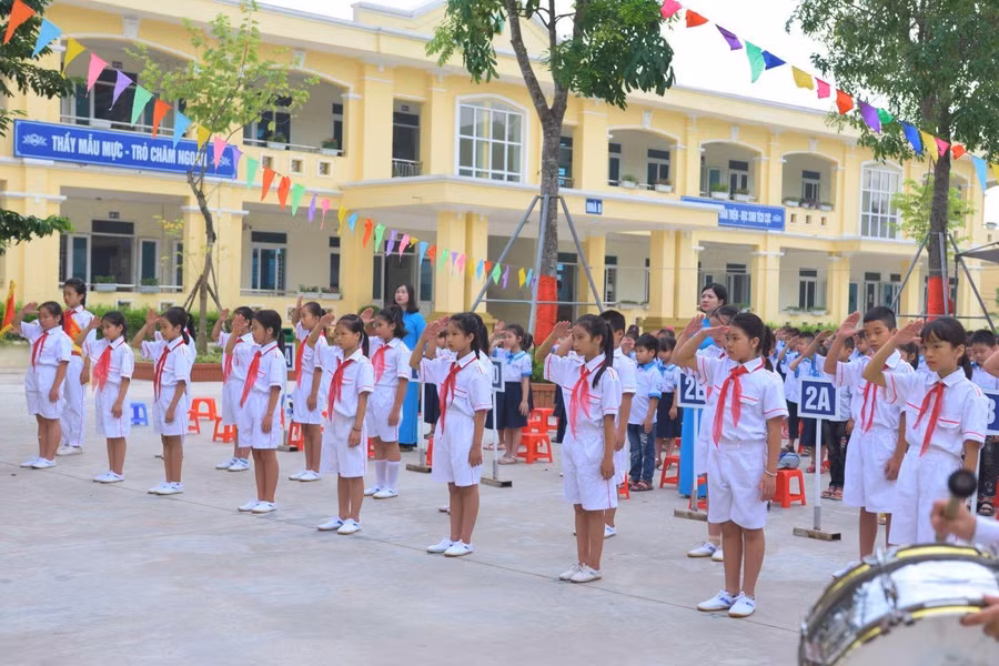 Học sinh Trường Tiểu học Xuân Quan, tỉnh Hưng Yên, chuẩn bị cho khai giảng năm học mới.