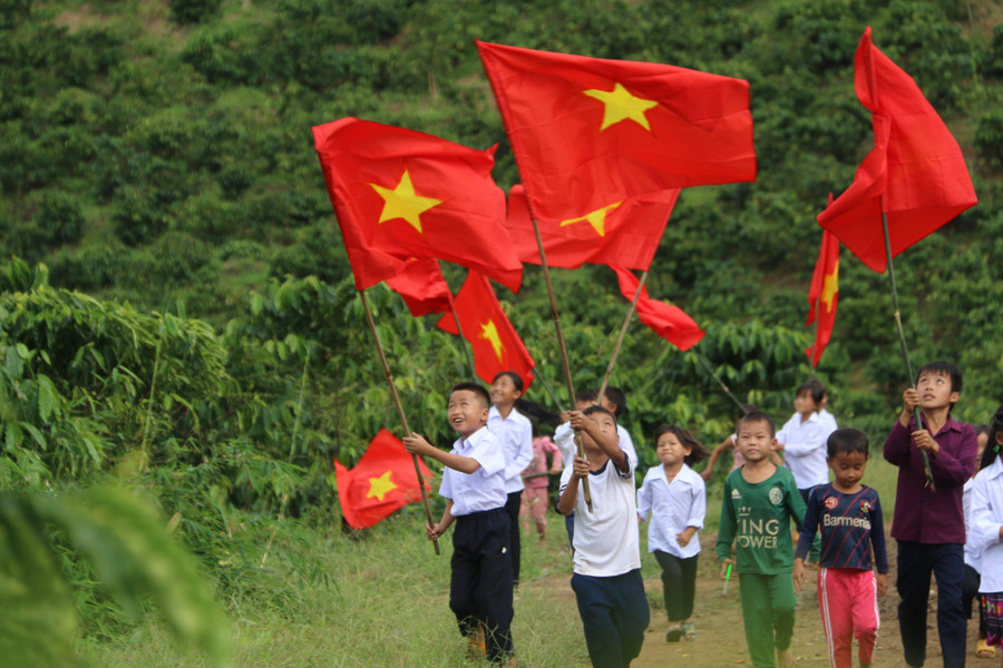Tại Trường Tiểu học La Văn Cầu, xã Đắk R’Măng, huyện Đắk Glong, Đắk Nông, gần 170 học sinh ở đây đến trường khai giảng bằng “đầu trần, chân đất và quần áo cũ”, nhưng các em vẫn rất vui. “100% học sinh ở điểm trường cụm dân cư số 8 là đồng bào dân tộc Mông. Để có ngày khai giảng đầy đủ học sinh, từ giữa tháng 8/2022. Nhà trường đã phối hợp với các trưởng cụm vận động, thông báo cho phụ huynh đưa con đến trường”, thầy Hà Hữu Phong, hiệu trưởng nhà trường chia sẻ.