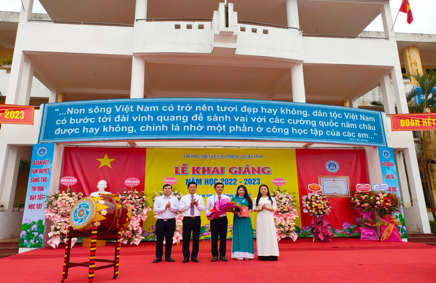 Trường THCS Lê Văn Thiêm luôn nhận được sự quan tâm, đồng hành của ngành Giáo dục Hà Tĩnh. Trường THCS Lê Văn Thiêm luôn nhận được sự quan tâm, đồng hành của ngành Giáo dục Hà Tĩnh.