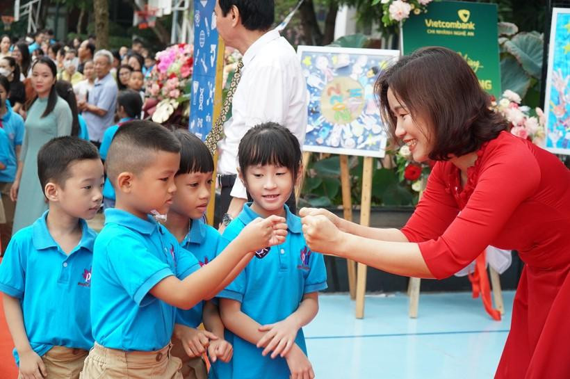 Tại Trường Phổ thông chất lượng cao Phượng Hoàng, TP Vinh, Nghệ An, học sinh mới nhập học sẽ được học sinh cũ dắt tay vào trường, cùng với đó là cái bắt tay, lời chào đón trực tiếp của Hiệu trưởng nhà trường, các thầy cô giáo. Bước vào năm học mới, ngành Giáo dục Nghệ An xây dựng 3 nhiệm vụ và giải pháp đột phá phát triển. Song song với đó, triển khai 6 nhiệm vụ và giải pháp trọng tâm để phù hợp với từng bậc học, cấp học...