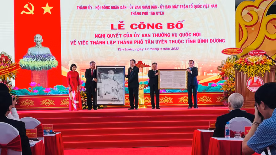 Phó Chủ tịch Thường trực Quốc hội Trần Thanh Mẫn trao Nghị quyết thành lập thành phố cho lãnh đạo TP Tân Uyên.