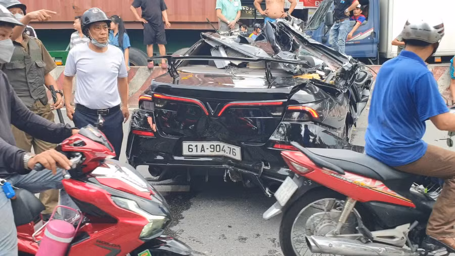 Chiếc xe ô tô gây tai nạn cũng hư hỏng nặng.