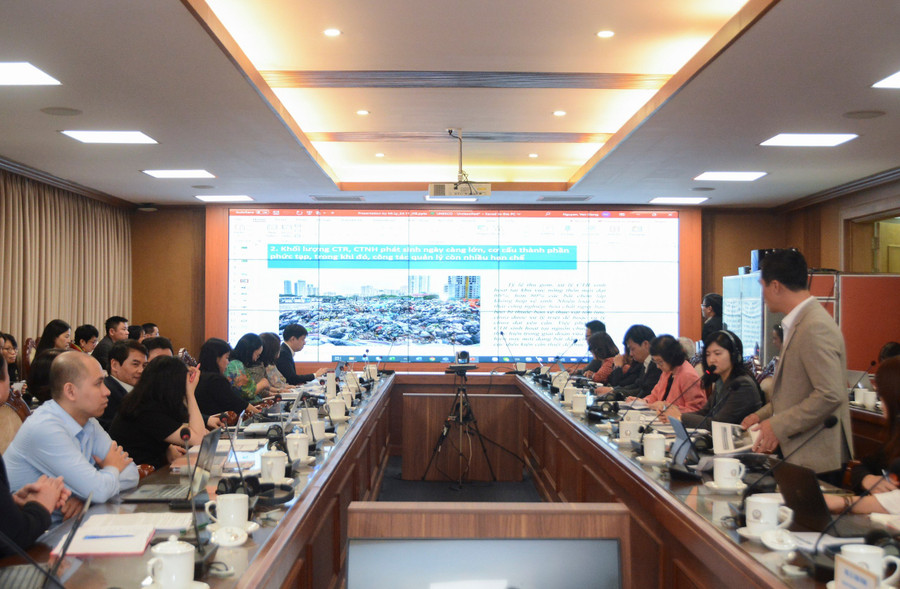 Các đại biểu trao đổi tại Hội thảo. Các đại biểu trao đổi tại Hội thảo.