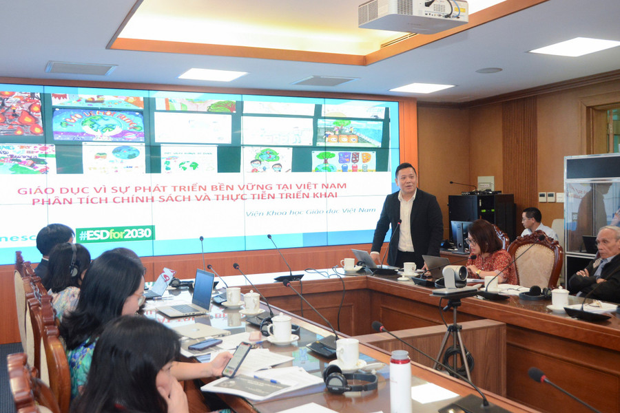 Diễn giả trình bày tham luận tại hội thảo. Diễn giả trình bày tham luận tại hội thảo.