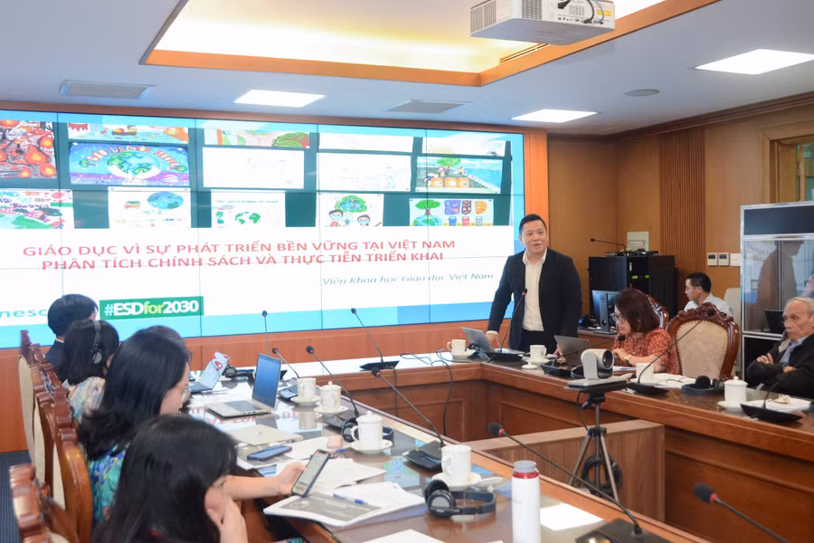 Diễn giả trình bày tham luận tại hội thảo.