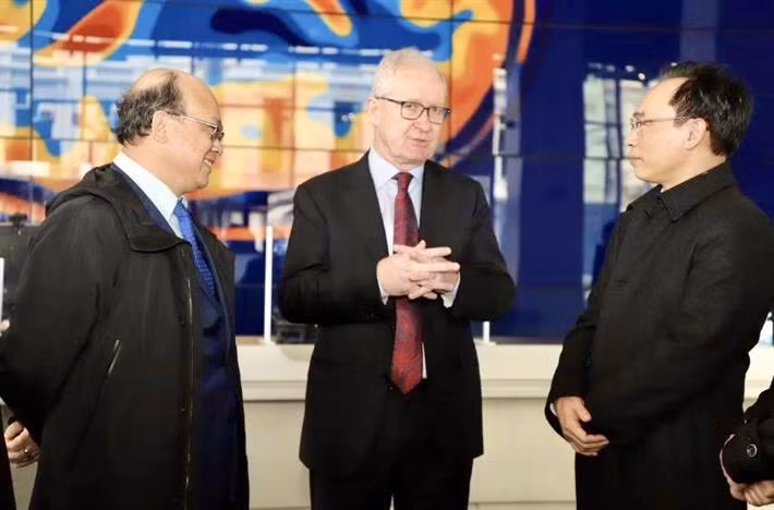 Thứ trưởng Hoàng Minh Sơn (bìa phải) đã có nhiều cuộc gặp gỡ, trao đổi quan chức Chính phủ, các trường đại học Vương quốc Anh để thúc đẩy các hoạt động giáo dục đại học song phương.