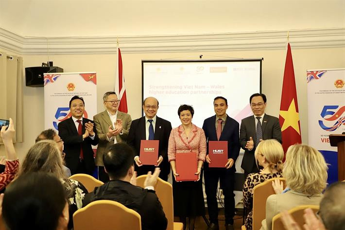 9 biên bản ghi nhớ giữa các cơ sở giáo dục đại học Việt Nam với trường đại học, doanh nghiệp và hiệp hội trí thức Việt Nam tại Vương quốc Anh đã được ký kết, trao đổi. 9 biên bản ghi nhớ giữa các cơ sở giáo dục đại học Việt Nam với trường đại học, doanh nghiệp và hiệp hội trí thức Việt Nam tại Vương quốc Anh đã được ký kết, trao đổi.