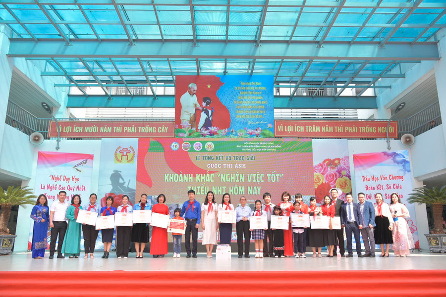 Ban tổ chức trao giải cho các cá nhân, tập thể. Ban tổ chức trao giải cho các cá nhân, tập thể.