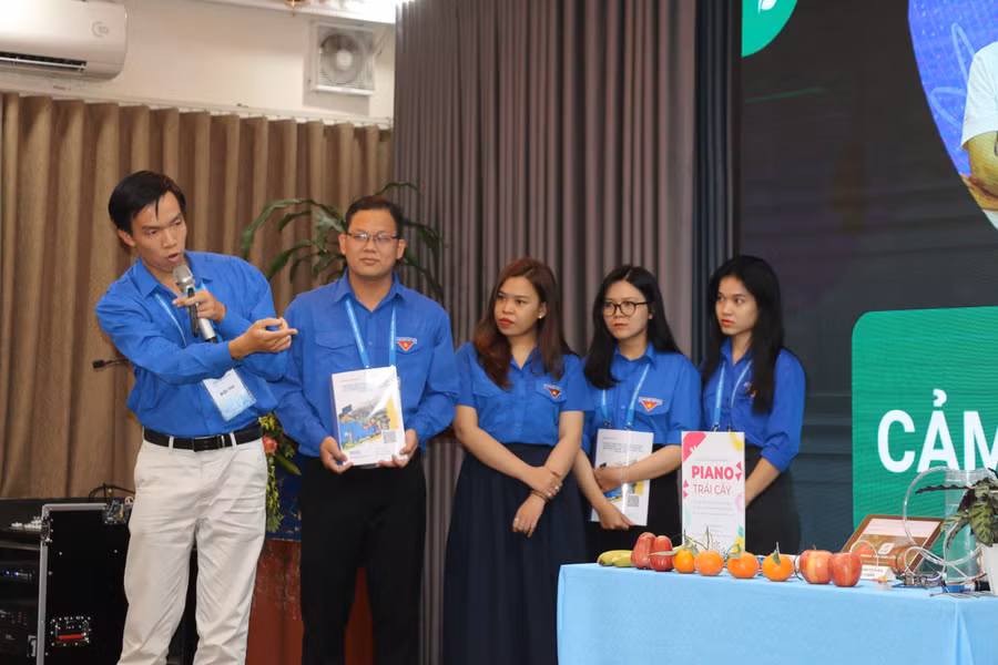 Các đội thi trình bày ý tưởng tại vòng chung kết chiều ngày 19/2.