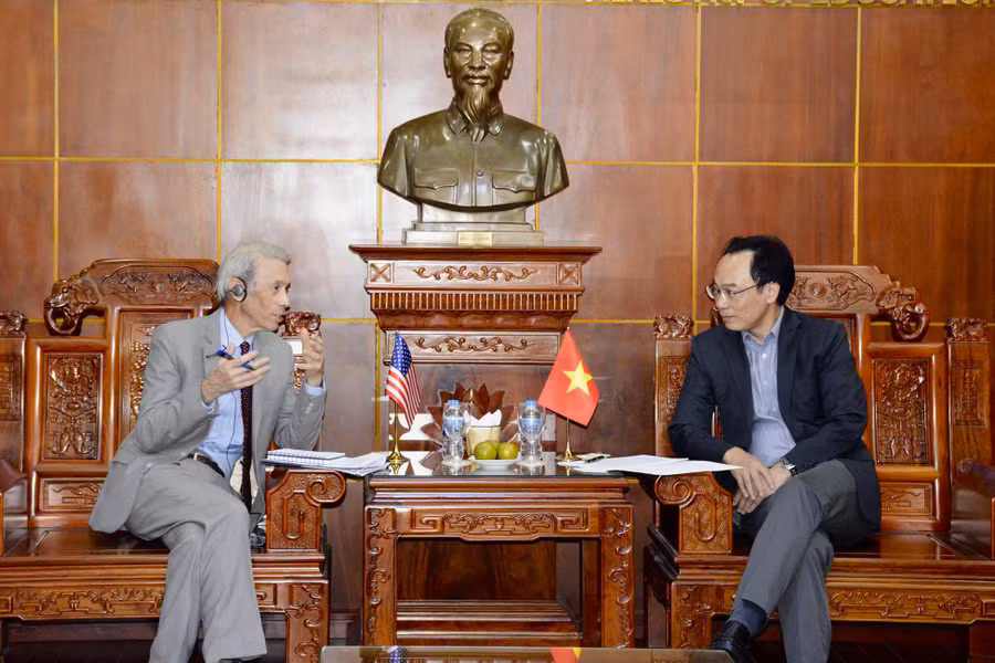 Thứ trưởng Hoàng Minh Sơn (phải) làm việc với ông Timothy Rieser (trái).