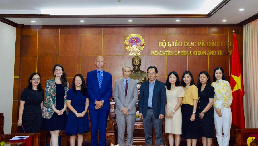 Các đại biểu chụp hình lưu niệm. Các đại biểu chụp hình lưu niệm.