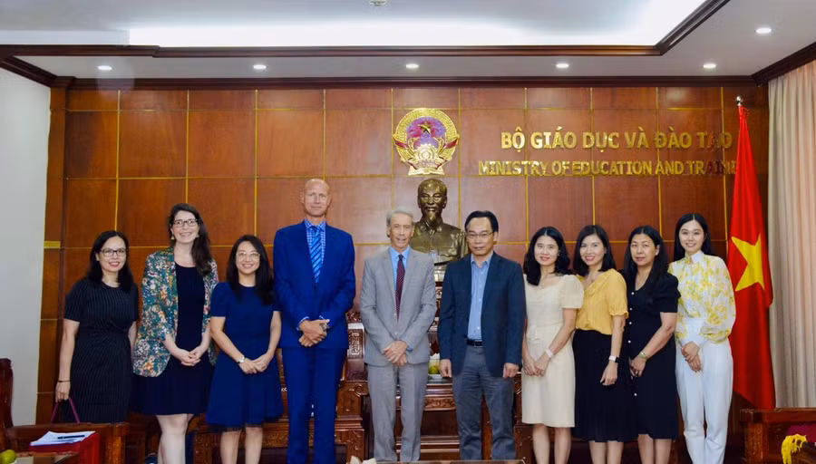 Các đại biểu chụp hình lưu niệm.