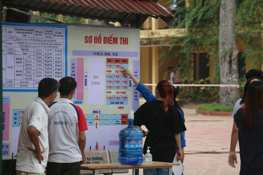 Thí sinh xem số báo danh và phòng thi.