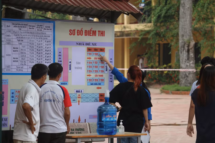 Thí sinh xem số báo danh và phòng thi.