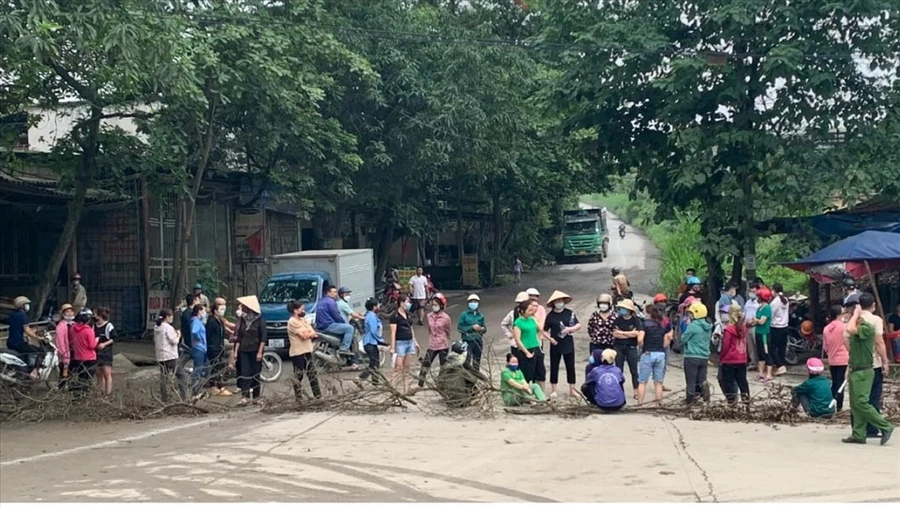 Người dân chặn đường không cho xe ra vào khu công nghiệp Tằng Lỏong, vì cho rằng việc diện tích cây trồng chết khô bất thường chưa được thống kê chính xác - Ảnh T.L.