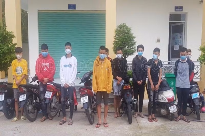 Nhóm thanh thiếu niên tham gia cổ vũ đua xe trái phép giữa mùa dịch Covid-19, bị phát hiện xử lý. (Nguồn ảnh: Congan.dongnai.gov.vn)