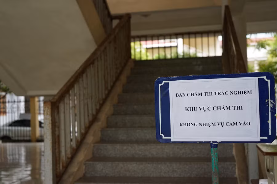 Khu vực chấm thi cách ly hoàn toàn với bên ngoài. Ảnh: KH. Khu vực chấm thi cách ly hoàn toàn với bên ngoài. Ảnh: KH.