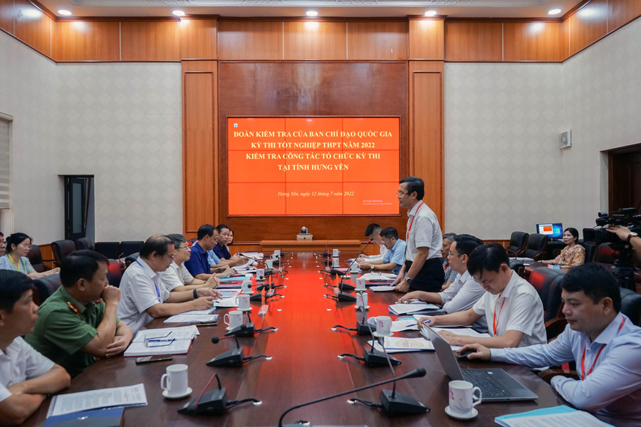 Thứ trưởng Nguyễn Văn Phúc làm việc với Ban chỉ đạo thi tốt nghiệp THPT năm 2022 tỉnh Hưng Yên. Ảnh: KH.