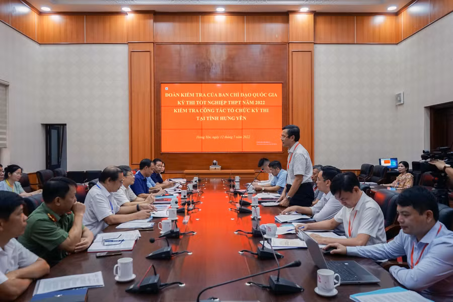 Thứ trưởng Nguyễn Văn Phúc làm việc với Ban chỉ đạo thi tốt nghiệp THPT năm 2022 tỉnh Hưng Yên. Ảnh: KH.