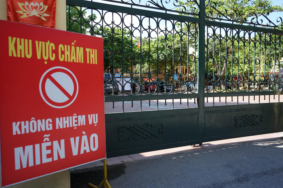 Khu vực chấm thi được cách ly nghiêm ngặt. Ảnh: KH.