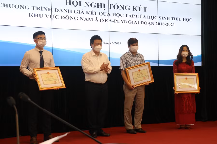 Thứ trưởng trao bằng khen cho các cá nhân có thành tích xuất sắc.