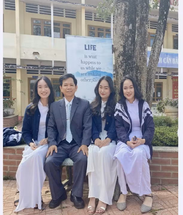 Thầy giáo Nguyễn Quang Thi (thứ 2 từ trái sang). Ảnh: NVCC.