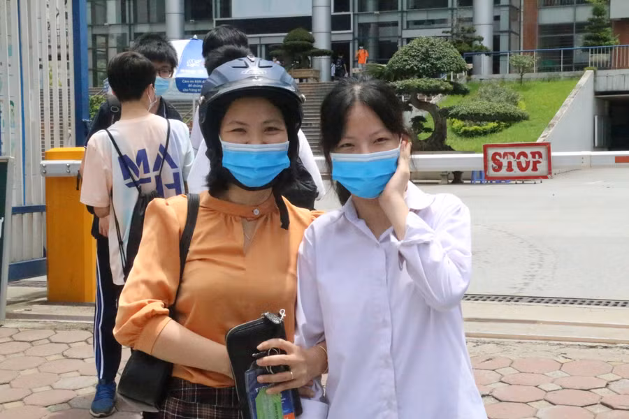 Thí sinh ra về sau bài thi môn Toán.