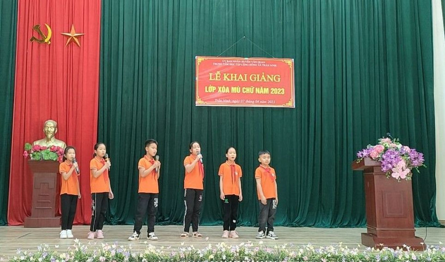 Tiết mục văn nghệ trong lễ khai giảng lớp xoá mù chữ ở huyện Văn Quan năm 2022. Tiết mục văn nghệ trong lễ khai giảng lớp xoá mù chữ ở huyện Văn Quan năm 2022.