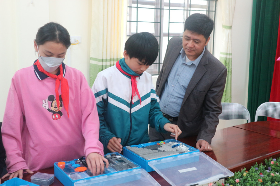 Ông Ngô Văn Hiền, Trưởng phòng GD&amp;ĐT huyện Văn Quan, tỉnh Lạng Sơn, trao đổi với học sinh phổ thông.