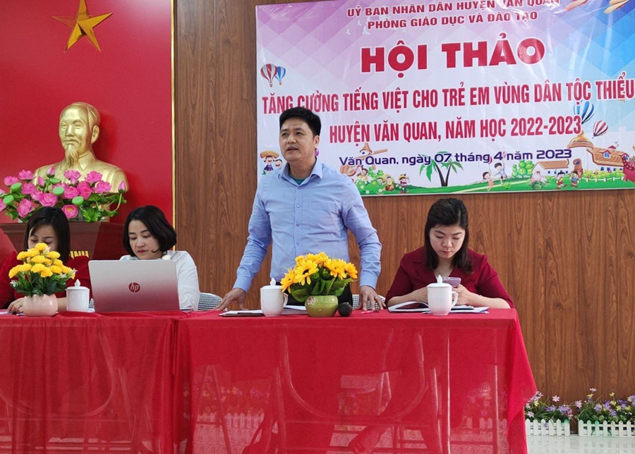 Ông Ngô Văn Hiền (áo xanh, giữa) tham dự hội thảo Tăng cường tiếng Việt cho trẻ em vùng dân tộc thiểu số huyện Văn Quan năm học 2022 - 2023. Ông Ngô Văn Hiền (áo xanh, giữa) tham dự hội thảo Tăng cường tiếng Việt cho trẻ em vùng dân tộc thiểu số huyện Văn Quan năm học 2022 - 2023.