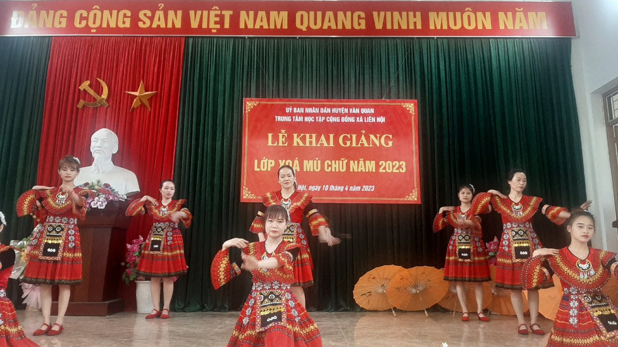 Lễ khai giảng lớp xoá mù chữ năm 2023 tại xã Liên Hội, huyện Văn Quan. Lễ khai giảng lớp xoá mù chữ năm 2023 tại xã Liên Hội, huyện Văn Quan.