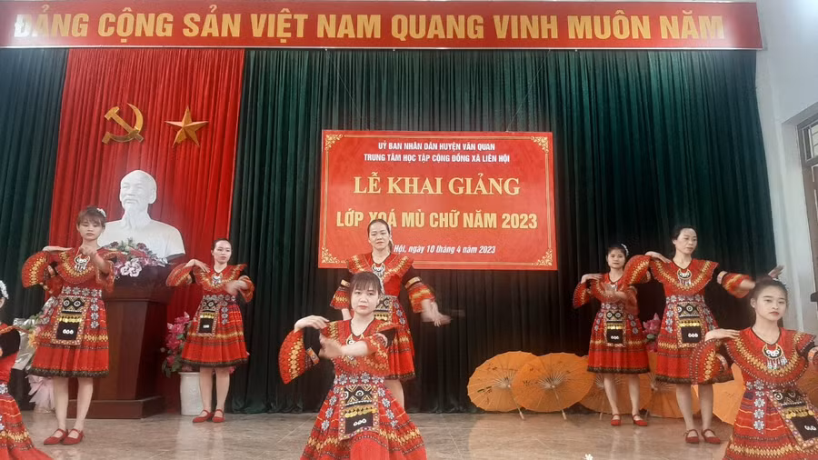 Lễ khai giảng lớp xoá mù chữ năm 2023 tại xã Liên Hội, huyện Văn Quan.