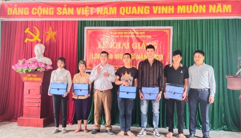 Học viên lớp xoá mù tại huyện Văn Quan, tỉnh Lạng Sơn, được cấp kinh phí và dụng cụ học tập. Ảnh: NVCC.