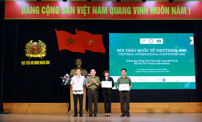 Thứ trưởng Bộ Công an Trần Quốc Tỏ trao chứng nhận cho Ban tổ chức hội thảo.