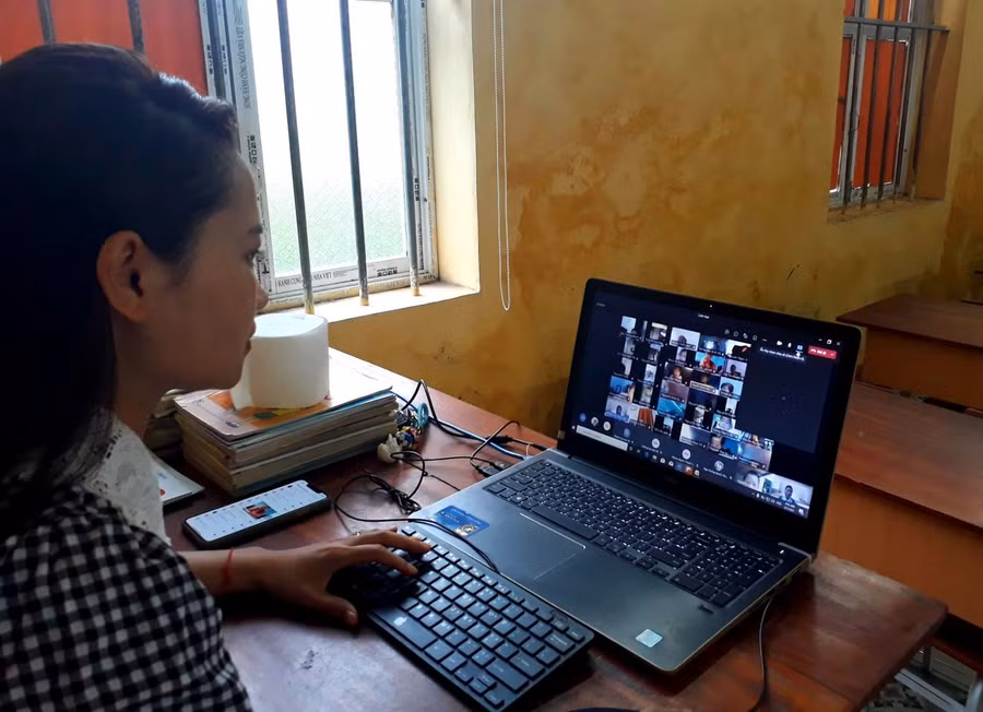 Giáo viên dạy học trực tuyến.