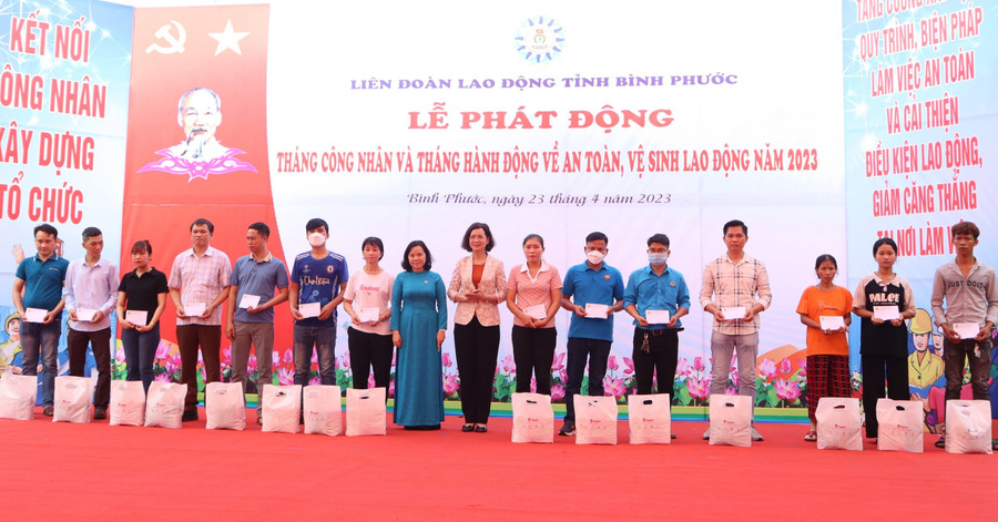 Các công nhân lao động bị tai nạn lao động và bệnh nghề nghiệp được nhận quà. Các công nhân lao động bị tai nạn lao động và bệnh nghề nghiệp được nhận quà.