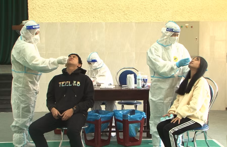 Lực lượng Quân y Bộ CHQS tỉnh Thừa Thiên Huế tham gia tầm soát dịch trên địa bàn huyện A Lưới.