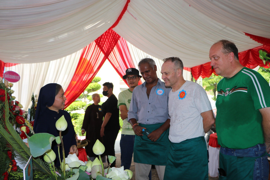 Qua hội thi nhiều người nước ngoài đã hiểu thêm về văn hóa của người Việt Nam. Qua hội thi nhiều người nước ngoài đã hiểu thêm về văn hóa của người Việt Nam.