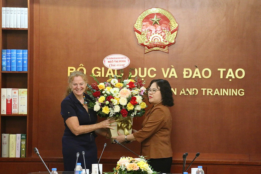Thứ trưởng Bộ GD&ĐT Ngô Thị Minh (phải) tặng hoa chúc mừng bà Tara O'Connell (trái), Trưởng Chương trình Giáo dục UNICEF tại Việt Nam. Thứ trưởng Bộ GD&ĐT Ngô Thị Minh (phải) tặng hoa chúc mừng bà Tara O'Connell (trái), Trưởng Chương trình Giáo dục UNICEF tại Việt Nam.